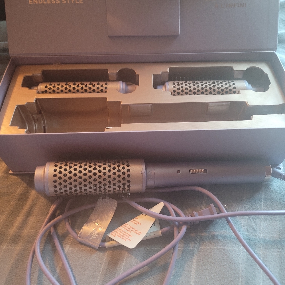 Monat Round Brush Set EUC